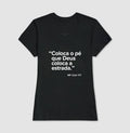Camiseta MF Cast - Coloca o pé que Deus coloca a estrada.