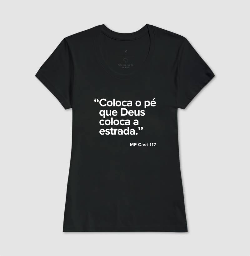 Camiseta MF Cast - Coloca o pé que Deus coloca a estrada.