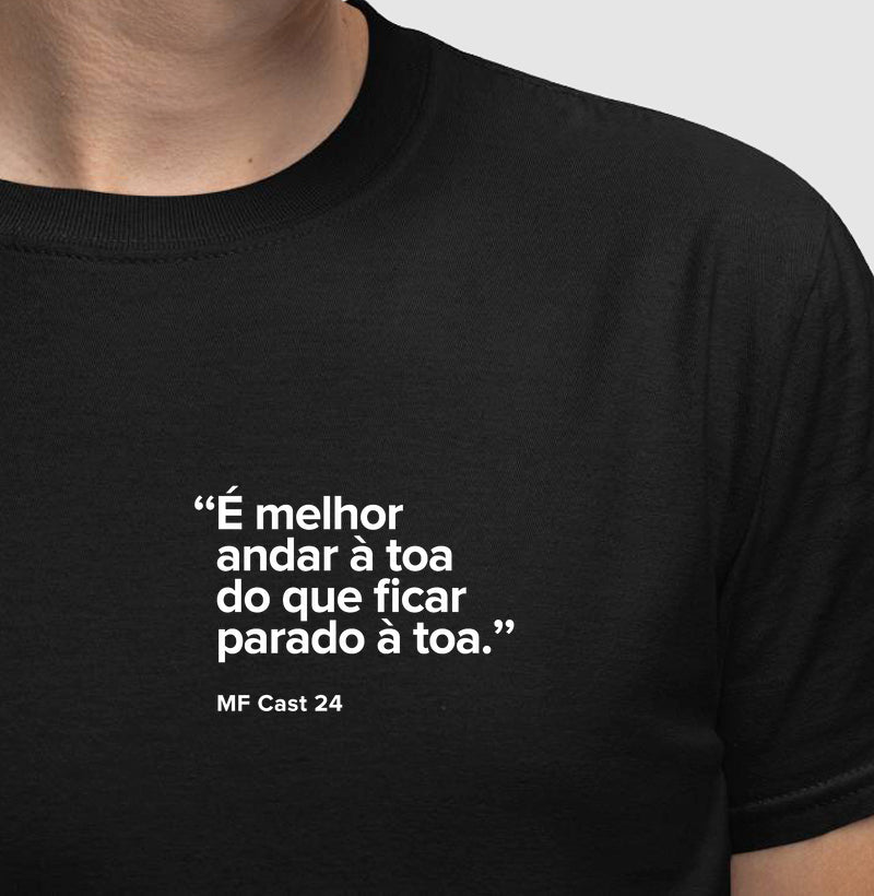 Camiseta MF Cast - É melhor andar à toa do que ficar à toa.