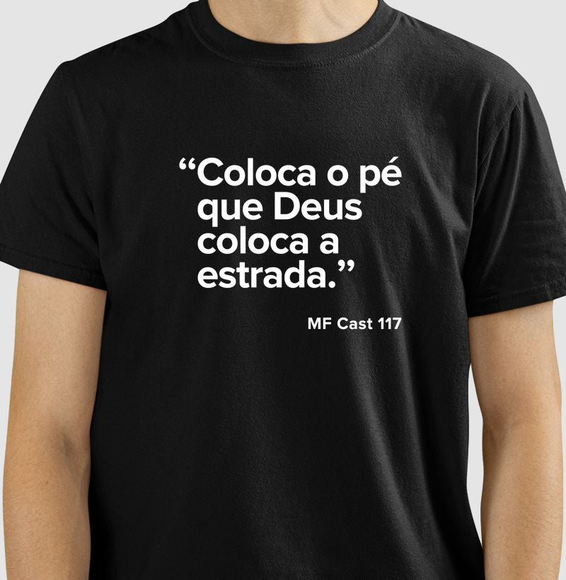 Camiseta MF Cast - Coloca o pé que Deus coloca a estrada.